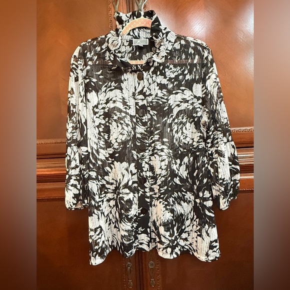 Jennifer Moore Collection black & White
floral Blouse High Wired Collar |
Sz L - Picture 4 of 10